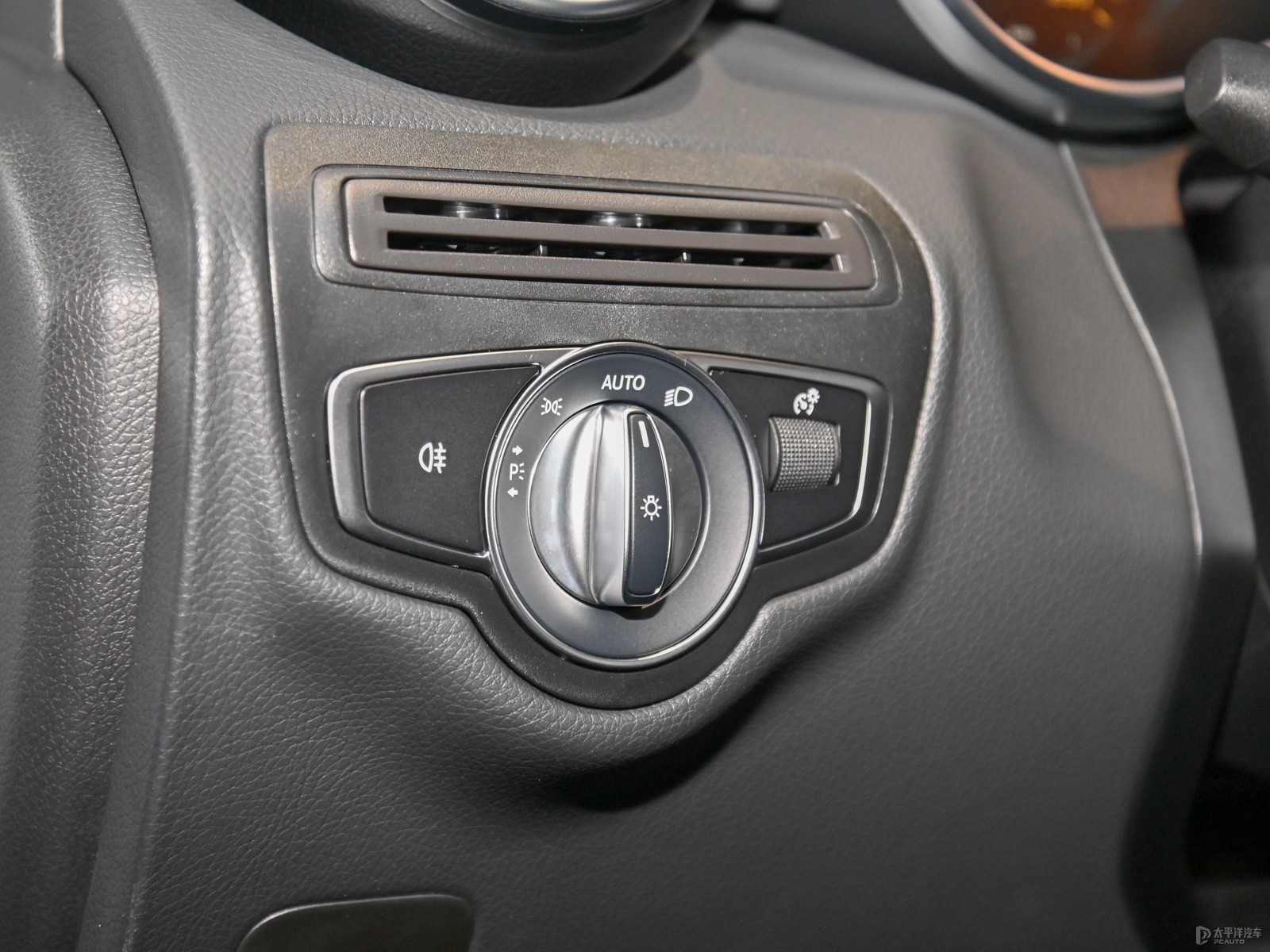 2021款奔馳GLC 260 4MATIC轎跑SUV內(nèi)飾 智能科技與家用電器般的便捷體驗(yàn)